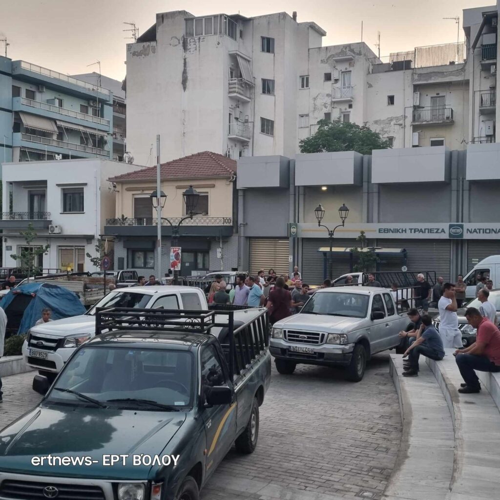 Αντίσκηνα στο προαύλιο της ΠΕ Μαγνησίας από τους αγρότες