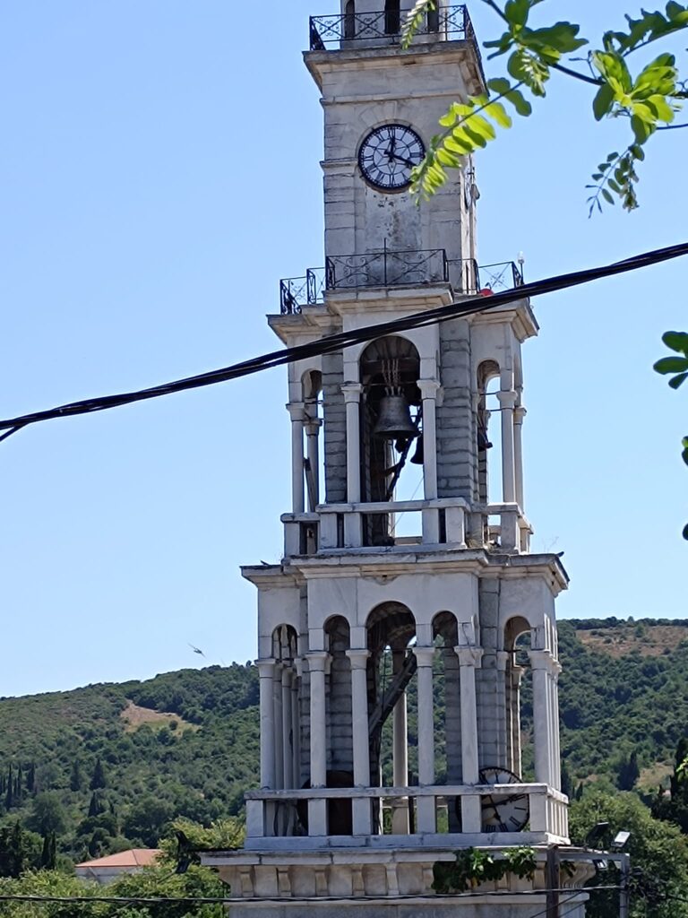 Αναστάτωση προκαλεί η αντικατάσταση μηχανισμού ρολογιού σε καμπαναριό στην Αργαλαστή