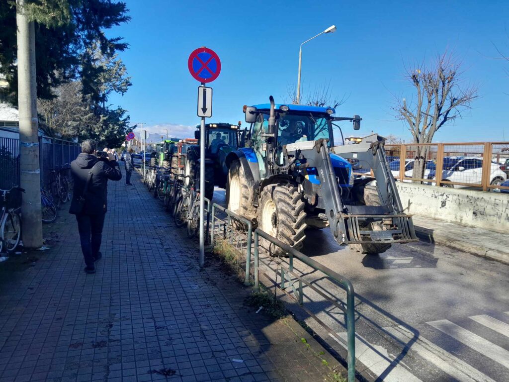 Στους δρόμους οι θεσσαλοί αγρότες – Παράσταση διαμαρτυρίας στη ΔΕΗ – Κατεβαίνουν με τα τρακτέρ στο κέντρο της Λάρισας