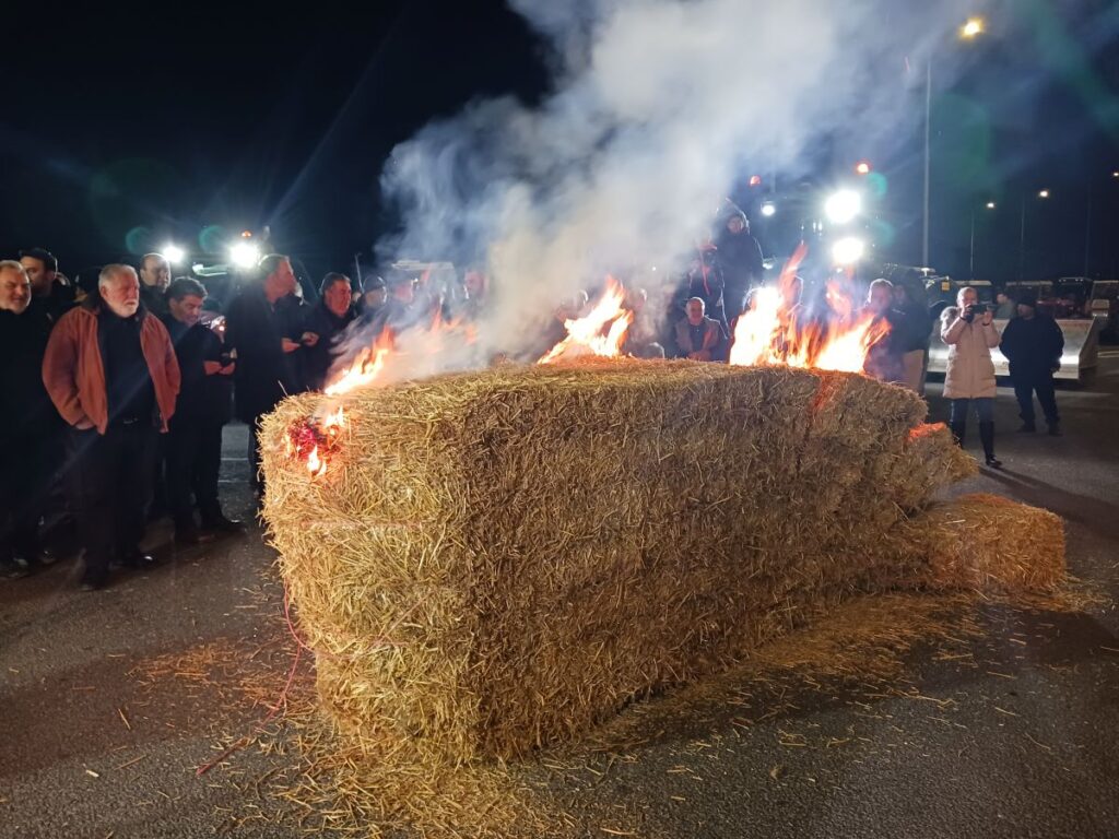 Συμβολικοί αποκλεισμοί από τους αγρότες σε Γυρτώνη και Καρδίτσα – Με τα τρακτέρ αύριο στο κέντρο της Λάρισας (βίντεο)