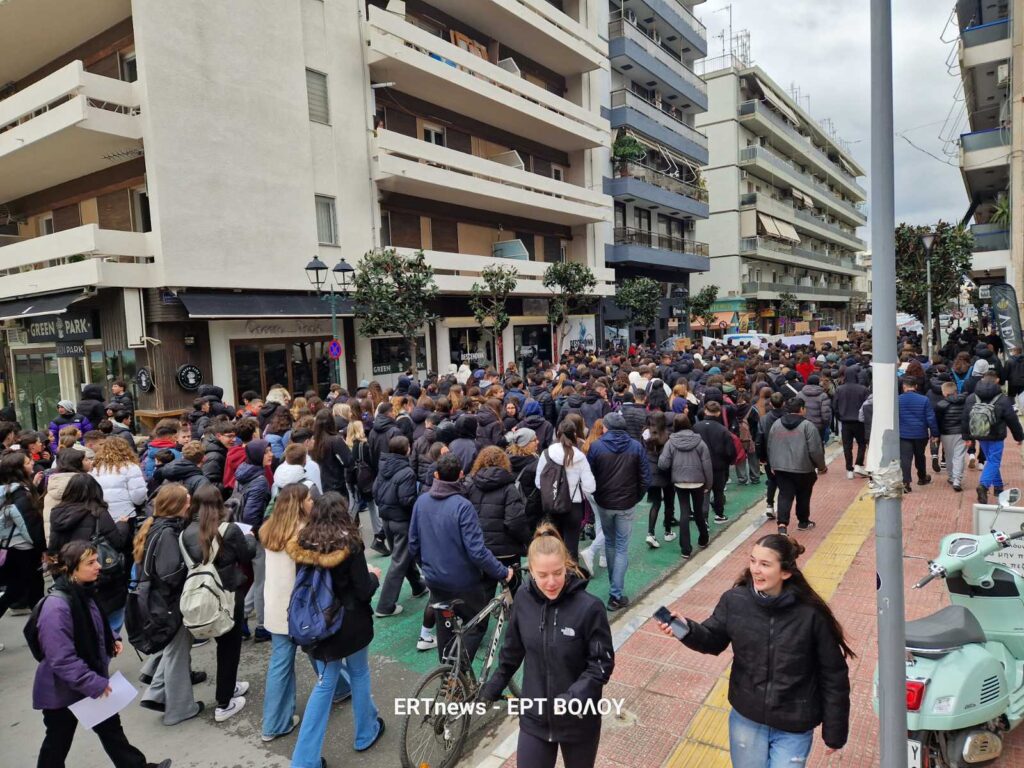 “Ο χρόνος κυλά, η οργή φουντώνει” φώναξαν σήμερα μαθητές και φοιτητές σε συλλαλητήριο για τα Τέμπη