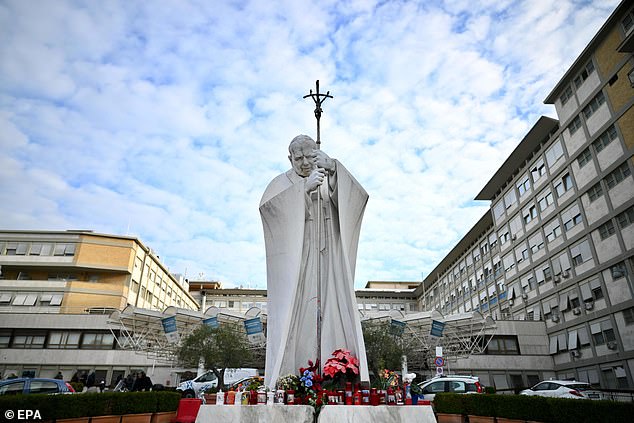 Το νοσοκομείο Gemelli, όπου ο Πάπας Φραγκίσκος έχει νοσηλευτεί για εξετάσεις και θεραπεία για λοίμωξη του αναπνευστικού, στη Ρώμη της Ιταλίας