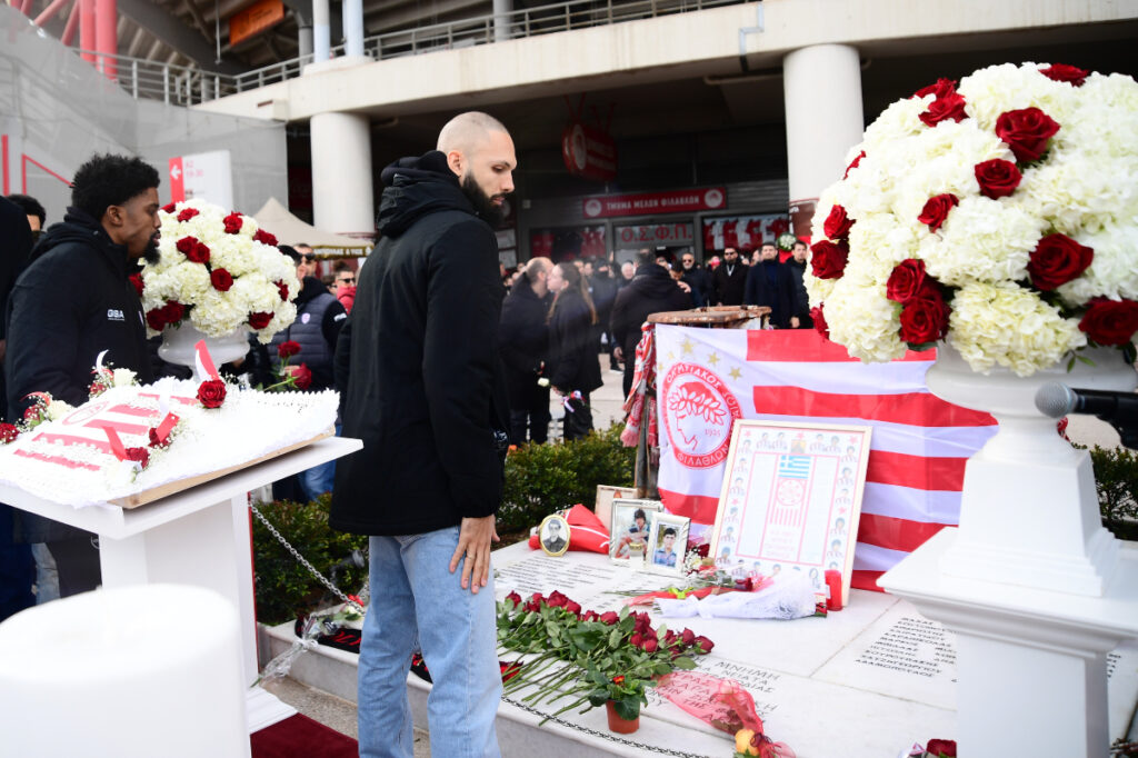 Πλήθος κόσμου στο μνημόσυνο για τα 44 χρόνια από την τραγωδία της Θύρας 7 (ΦΩΤΟρεπορτάζ)