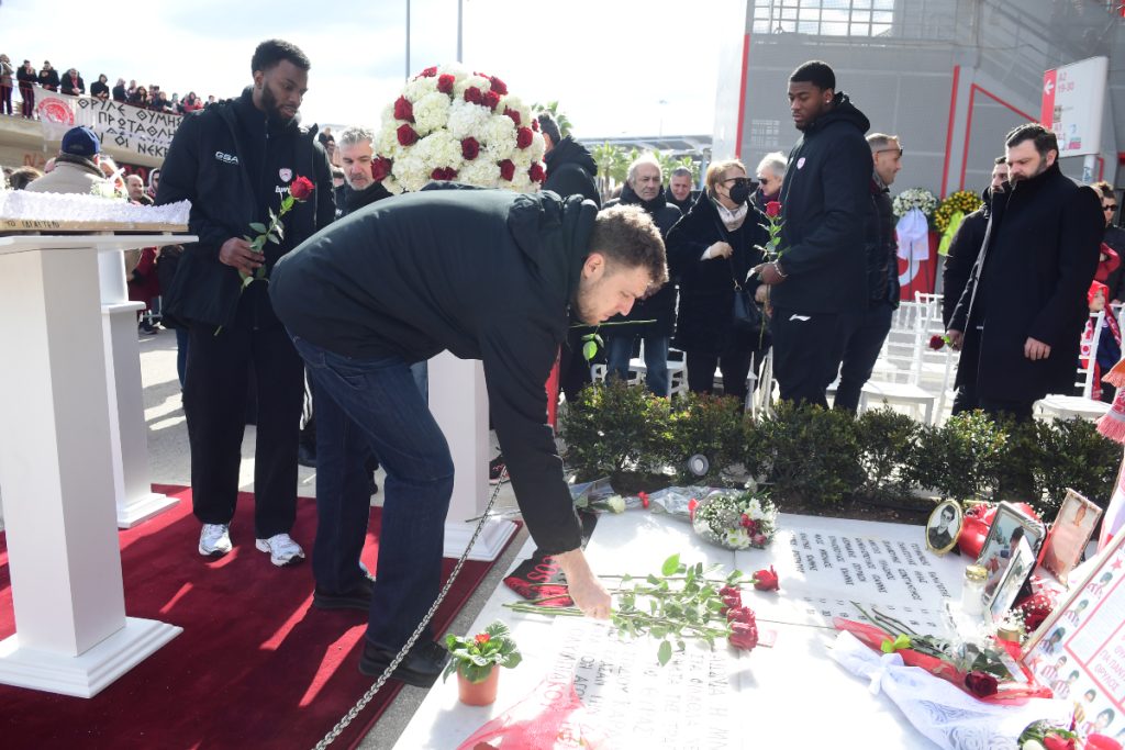 Πλήθος κόσμου στο μνημόσυνο για τα 44 χρόνια από την τραγωδία της Θύρας 7 (ΦΩΤΟρεπορτάζ)